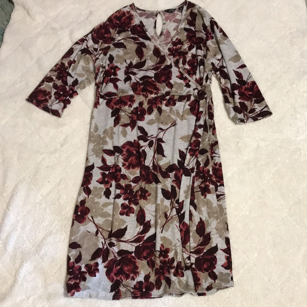 Gorgeous 3/4 sleeve dress perfect for a cool evening